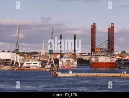 Grues et entrepôts au port de Frederikshavn, viw du ferry Stena Saga Banque D'Images