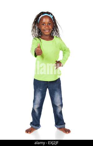 Adorable petit enfant africain avec tresses, portant un t-shirt vert et un jean bleu. La fille est montrant un coup de pouce à la came Banque D'Images