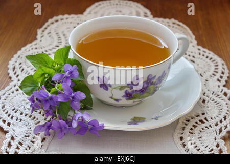 China tea cup avec violettes Banque D'Images