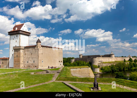 Deux anciennes forteresses sur les parties de la rivière qui est la frontière. Narva, Estonie et Ivangorod derrière la rivière, la Russie. Banque D'Images