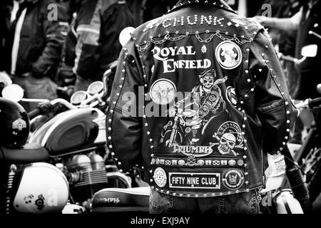 Veste en cuir Rockers couvert de clous, patchs et insignes. Tonne Jour, Jacks Hill Cafe, Northamptonshire, en Angleterre. Monochrome Banque D'Images