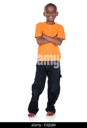 Cute african boy portant un tee-shirt orange et jeans en denim foncé. Le garçon est debout et souriant à la caméra. Banque D'Images