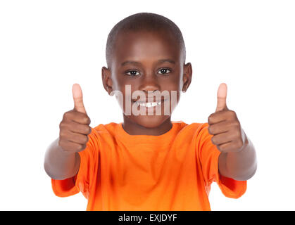 Cute african boy portant un tee-shirt orange. Le garçon est montrant un coup de pouce à l'appareil photo. Banque D'Images