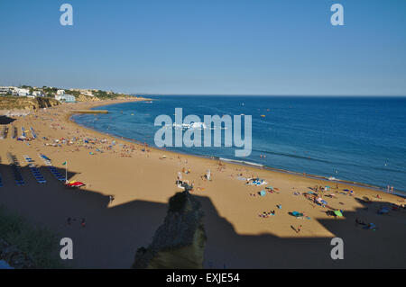 L'heure d'été à Praia dos Pescadores (plage des pêcheurs) à Albufeira, Algarve, Portugal Banque D'Images