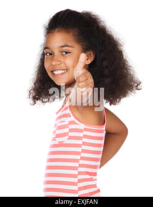 Cute Adorable enfant africain avec des cheveux afro portant une robe rayée rose et blanc. La fille est montrant un coup de pouce à l'appareil photo Banque D'Images