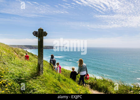 Une famille en marchant le long du sentier côtier du Pembrokeshire, Pays de Galles Banque D'Images