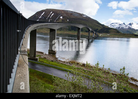 Pont sur la rivière sur les îles Lofoten Banque D'Images