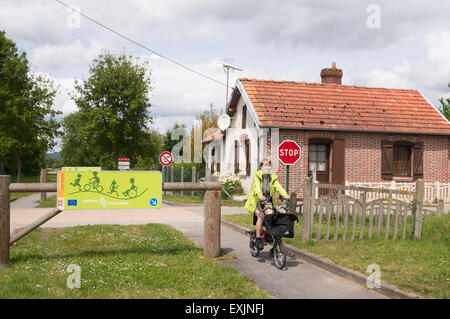 Female cyclist riding a Brompton vélo sur la Voie verte ou Avenue Verte entre Dieppe et Paris, France Banque D'Images