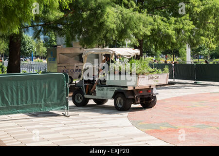 Un homme pousse un petit camion appelé un Club Car rempli d'arbustes à la plantation dans le Myriad Botanical Gardens. Oklahoma City, Oklahoma, USA. Banque D'Images