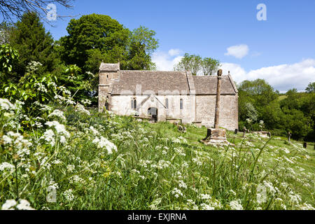 St Michaels church (qui date de Saxon fois) dans le village de Cotswold Duntisbourne Rouse, Gloucestershire UK Banque D'Images
