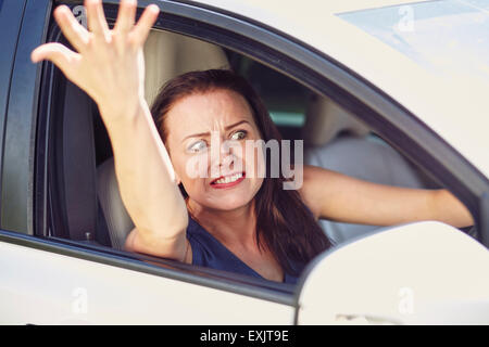 Femme criant à un autre conducteur Banque D'Images