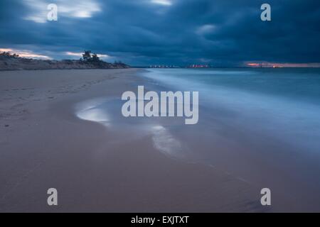 Belle rive de la mer Baltique de Seascape en Pologne. Bel endroit pour une promenade Banque D'Images