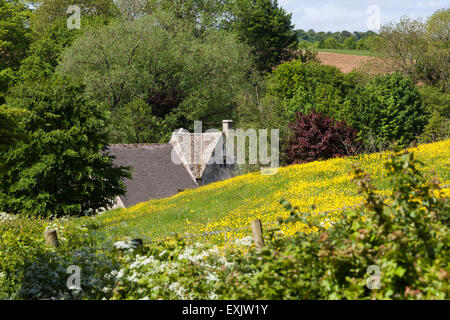 Un aperçu de la ferme dans la vallée escarpée du village de Cotswold Milieu Duntisbourne, Gloucestershire UK Banque D'Images