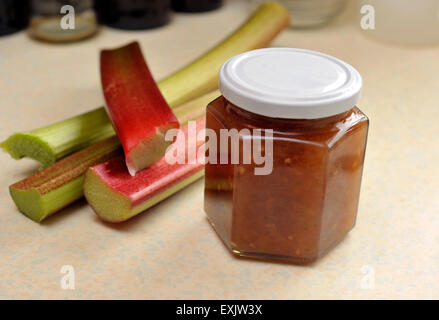 Confiture de rhubarbe fait maison. Banque D'Images