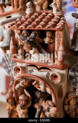 Poterie Céramique Péruvienne à thème chrétien Banque D'Images