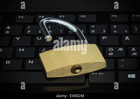 Close-up d'un cadenas déverrouillé sur un clavier d'ordinateur. Concept photo de la technologie, Internet et la sécurité informatique. Banque D'Images