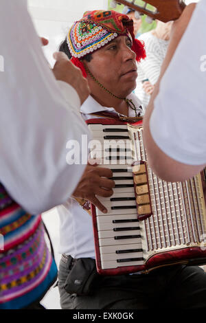 Un homme, les Quecha, péruvien traditionnel accordéon dans barb jouer (joueur d'accordéon) Banque D'Images