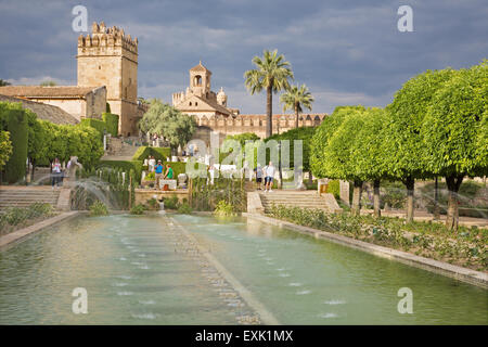 Cordoue, Espagne - 25 MAI 2015 : les jardins d'Alcazar de los Reyes Cristianos château en lumière du soir. Banque D'Images