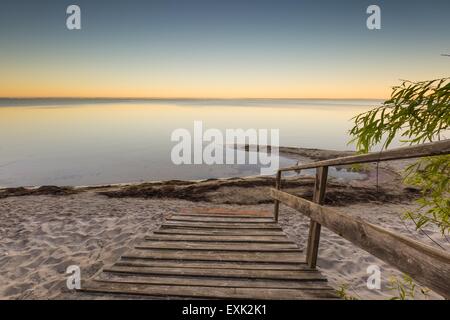 Beau matin paysage avec un escalier menant à la mer. Paysage de plage à Jastarnia, Pologne. Banque D'Images