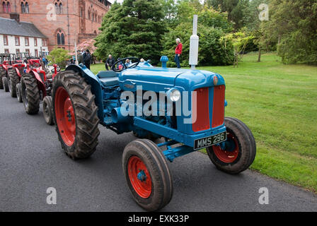 1958 Fordson bleu et rouge Tracteur agricole Banque D'Images