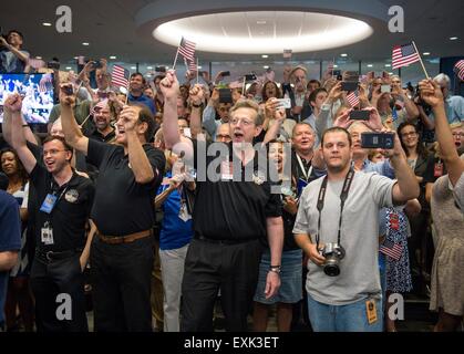 Laurel, Maryland, USA. 14 juillet, 2015. La Division des sciences planétaires de la NASA Directeur Jim Green se joint aux membres de l'équipe scientifique de nouveaux horizons comme ils compte à rebours jusqu'à l'approche la plus proche de Pluton pendant le survol de la sonde spatiale à l'Université Johns Hopkins University Applied Physics Laboratory, 14 juillet 2015 à Laurel, Maryland. Banque D'Images