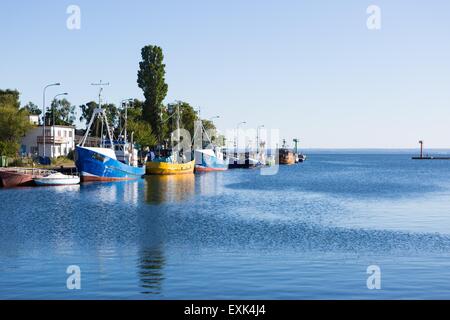 Bateaux amarrés dans le port en Pologne. Paysage urbain avec des navires au port. Banque D'Images