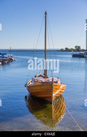 Bateaux amarrés dans le port en Pologne. Paysage urbain avec des navires au port. Banque D'Images
