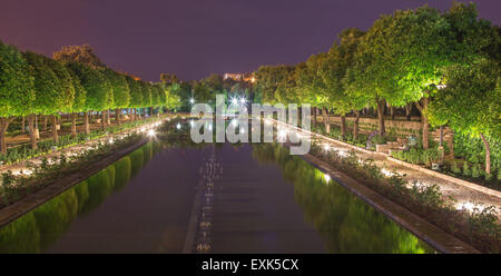 Cordoue, Espagne - 25 MAI 2015 : les jardins d'Alcazar de los Reyes Cristianos château de nuit. Banque D'Images