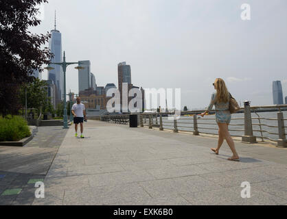 Hudson River Park chemin de la ville de New York. Riverside Park. à au sud en direction de Battery Park et du World Trade Centre Banque D'Images