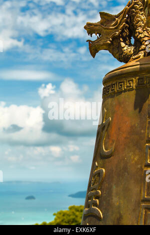 Dragon oriental gond sur grosse cloche sous ciel bleu Thaïlande Banque D'Images