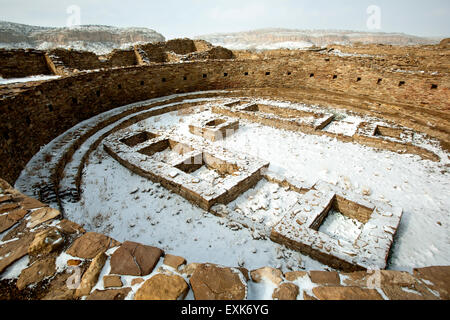 Kiva (chambre de cérémonie) sous la neige, Pueblo Bonito great house, Chaco Culture National Historical Park, New Mexico USA Banque D'Images