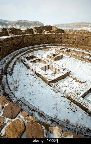 Kiva (chambre de cérémonie) sous la neige, Pueblo Bonito great house, Chaco Culture National Historical Park, New Mexico USA Banque D'Images