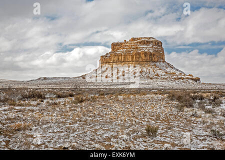 Fajada Butte sous la neige, Chaco Culture National Historical Park, New Mexico USA Banque D'Images