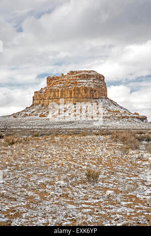 Fajada Butte sous la neige, Chaco Culture National Historical Park, New Mexico USA Banque D'Images