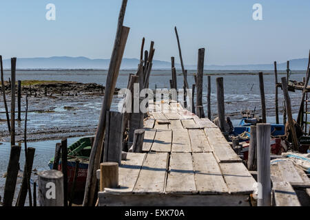 Très vieux quai délabré dans village de pêcheurs, comporta, Portugal Banque D'Images