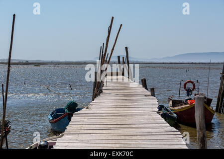 Très vieux quai délabré dans village de pêcheurs, comporta, Portugal Banque D'Images