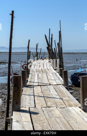 Très vieux quai délabré dans village de pêcheurs, comporta, Portugal Banque D'Images