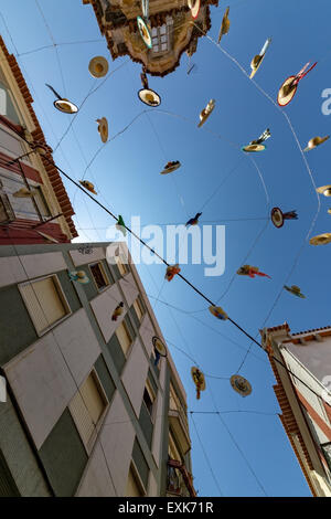 Les rues de la ville décorée avec des chapeaux de paille, grand angle Banque D'Images