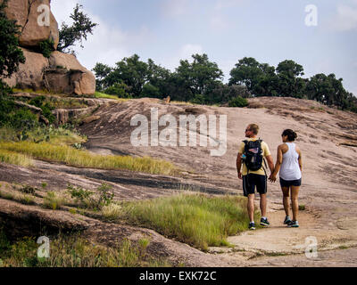 Enchanted Rock State Natural Area, dôme de granit rose, essentiellement sous terre, dans la "montagne" et le coeur de la Lone Star. Banque D'Images