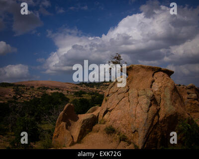 Enchanted Rock State Natural Area, dôme de granit rose, essentiellement sous terre, dans la "montagne" et le coeur de la Lone Star. Banque D'Images