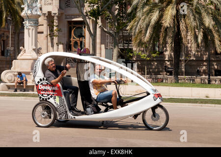 Un touriste ayant une balade en rickshaw vélo ou Pedicab, Barcelone, Espagne Europe Banque D'Images