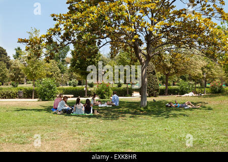 La population locale se détendre, Parc de la Ciutadella ( Parc Ciutadella, Parc de La Citadelle ), Barcelone, Espagne Europe Banque D'Images