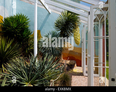 Une partie de la collection nationale du Yucca dans le jardin de Renishaw Hall, Derbyshire, Angleterre, Royaume-Uni Banque D'Images