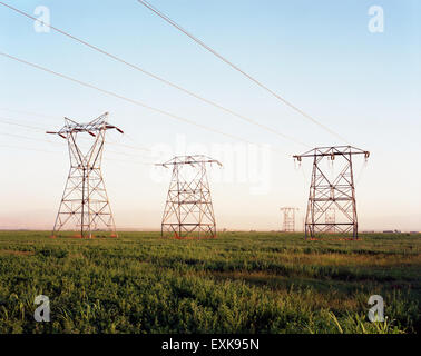 Les lignes de transmission à haute tension dans les terres agricoles Banque D'Images