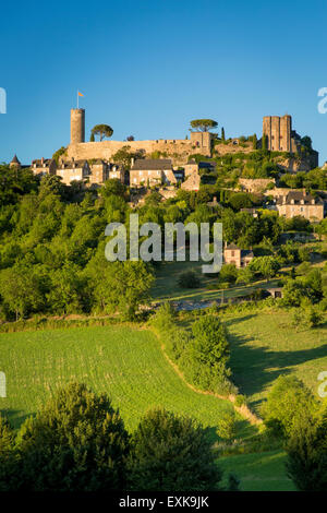 La lumière du soleil du soir sur la ville médiévale de Turenne, Limousin, Corrèze, France Banque D'Images