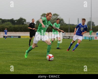 London, UK. 14 juillet, 2015. Steve Jones gâche en action lors de la pré-saison match amical au stade de Weaver, Nantwich. Credit : SJN/Alamy Live News Banque D'Images