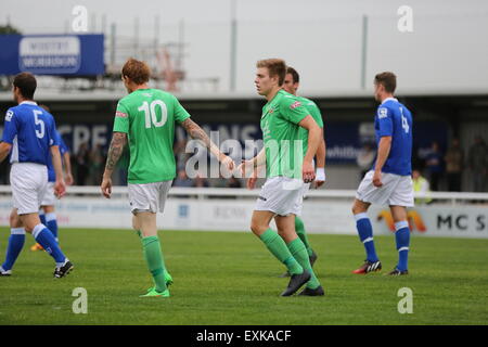 London, UK. 14 juillet, 2015. Lewis célèbre sa courte but avec Steve Jones lors de la pré-saison match amical au stade de Weaver, Nantwich. Credit : SJN/Alamy Live News Banque D'Images