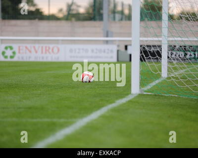 London, UK. 14 juillet, 2015. Le ballon face au but après le deuxième but Court Lewis lors de la pré-saison match amical au stade de Weaver, Nantwich. Credit : SJN/Alamy Live News Banque D'Images