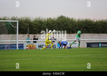 London, UK. 14 juillet, 2015. Macclesfield 'keeper réprimande sa défense après Liam Shotton scores au cours du match amical de pré-saison au stade de Weaver, Nantwich. Credit : SJN/Alamy Live News Banque D'Images