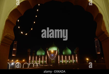 Lahore, Pakistan. 14 juillet, 2015. L'historique mosquée Badshahi est éclairé avec des lumières colorées pour marquer le Mahfile Shabeena (27ème nuit du mois de jeûne sacré Ramzan) à Lahore. La mosquée Badshahi historique de grand empereur moghol Aurangzeb a été construit comme le monument le plus célèbre, où la rivière Ravi, qui se trouve maintenant à quelques kilomètres de là a touché les remparts du fort et de la mosquée. © Rana Sajid Hussain/Pacific Press/Alamy Live News Banque D'Images